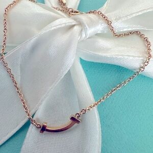 Tiffany & Co Rose Gold T Smile Bracelet 18k AU 750
7 inches long- gorgeous